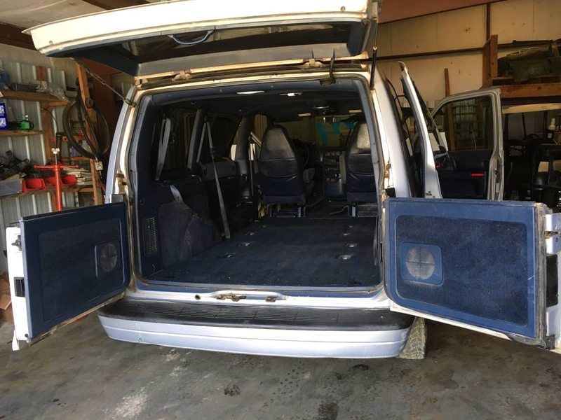 Illustration for article titled At $5,000, Could This 2001 Chevy Astro 4X4 Make Anytime Van Time?